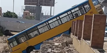 انقلاب أتوبيس نقل عام بطريق المشير في اتجاه القاهرة الجديدة أمام استاد الدفاع الجوي