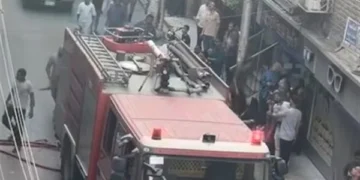 حريق هائل داخل مخزن أخشاب بأبو رواش.. والدفع بسيارات الإطفاء للسيطرة على النيران