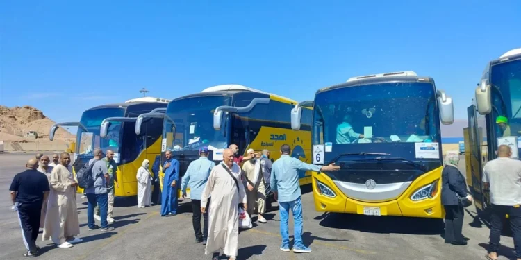 بدء عودة حجاج السياحة البري إلى مصر عبر ميناء نويبع بعد أداء المناسك