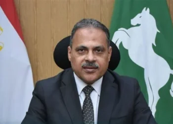 محافظ الشرقية يوقع جزاءات تأديبية على 61 موظفًا بالجهاز الإداري