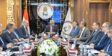 وزير الإنتاج الحربي يبحث تعظيم الاستفادة من الأراضي والأصول وتطوير استغلال خطوط الإنتاج