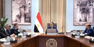 مدبولي يبحث مع محافظ البنك المركزي ووزير المالية تأمين السلع وتعزيز الاحتياطي النقدي