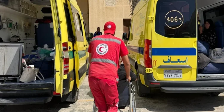 الهلال الأحمر المصري يستقبل الدفعة الـ47 من مصابي غزة