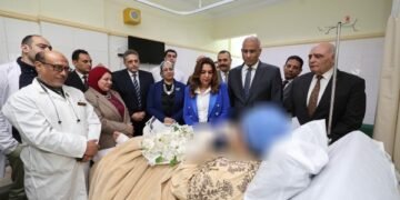 أُصيبت خلال العمل.. وزيرة التنمية المحلية تطمئن على رئيسة قرية تفتيش بكفر الشيخ