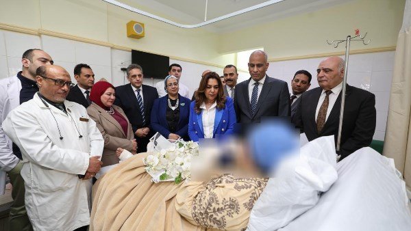 أُصيبت خلال العمل.. وزيرة التنمية المحلية تطمئن على رئيسة قرية تفتيش بكفر الشيخ