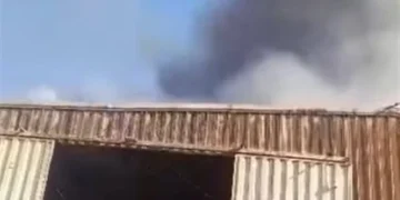 السيطرة على حريق ضخم بمخزن في المرج بعد الدفع بسيارات الإطفاء