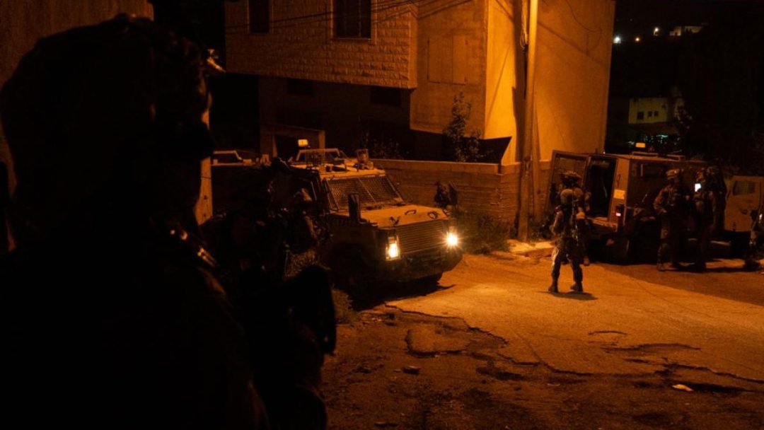 الاحتلال يشن حملة دهم واعتقالات في الضفة الغربية