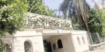 بيطرى المنوفية يسلم تمساح صغير عثر عليه بترعة النعناعية إلى حديقة الأسماك