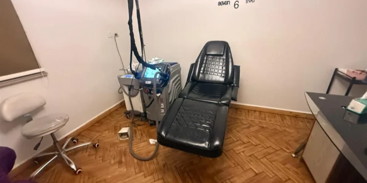 الصحة تغلق عيادة تجميل غير مرخصة بالبساتين.. وضبط منتحلة صفة طبيبة