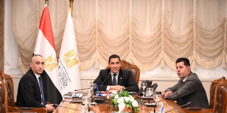 وزير الشباب والرياضة يلتقي الفارس الدولي سامح الدهان