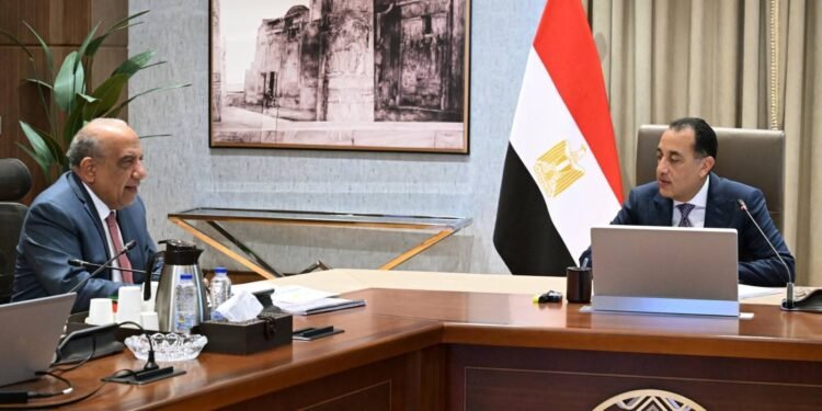 مدبولي يستعرض الموقف التنفيذي لمشروعات تدعيم الشبكة القومية للكهرباء