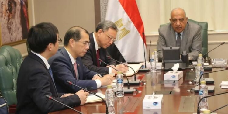 وزير الكهرباء: نتعاون مع الصين لتطوير الشبكة القومية وزيادة قدرتها على استيعاب الطاقات المتجددة