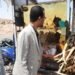 تشديد الرقابة على الأسواق بأسوان.. سحب عينات عصائر وتحرير 11 محضرًا تموينيًا