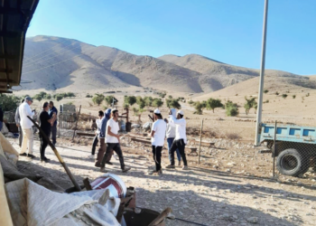 مستوطنون يهاجمون قرى في رام الله ويحاولون إحراق مسجد