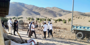 مستوطنون يهاجمون قرى في رام الله ويحاولون إحراق مسجد