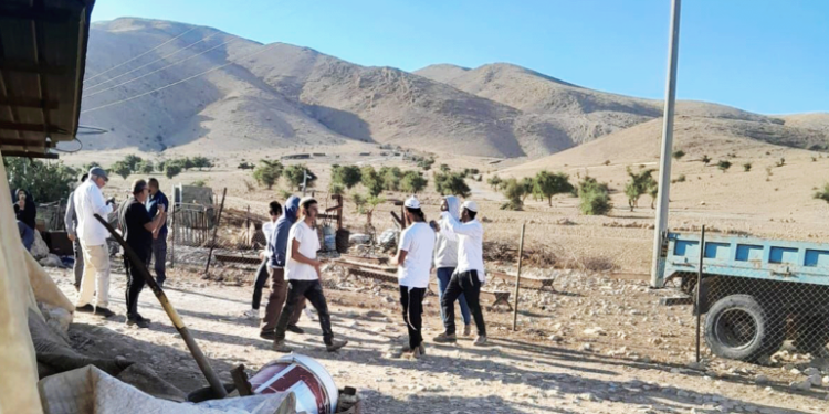 مستوطنون يهاجمون قرى في رام الله ويحاولون إحراق مسجد