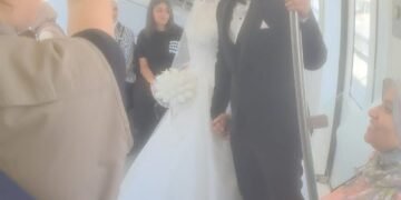  وسط تهاني الركاب.. عروسان يختاران المونوريل لبدء رحلة العمر
