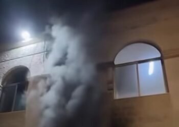 مستوطنون يشعلون النيران بمسجدين شمال رام الله فى الضفة الغربية