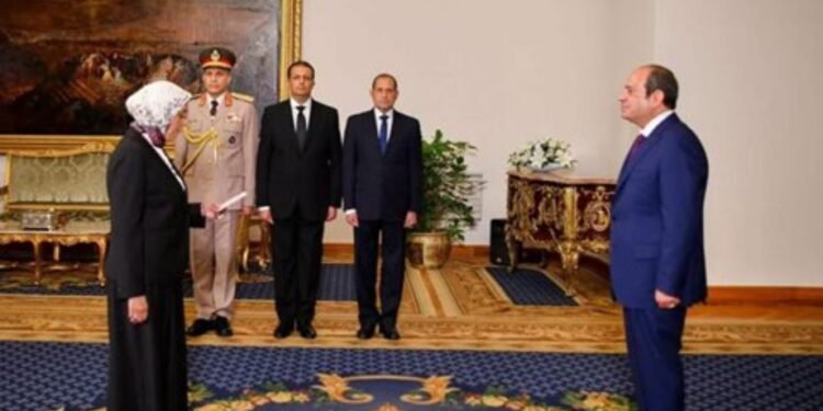 المستشارة هدى عيسى تؤدى اليمين القانونية رئيسا لهيئة النيابة الإدارية أمام الرئيس السيسي