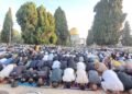 الأقصى يتحدى القيود.. 65 ألف مصل يؤدون الجمعة في رحاب المسجد المبارك