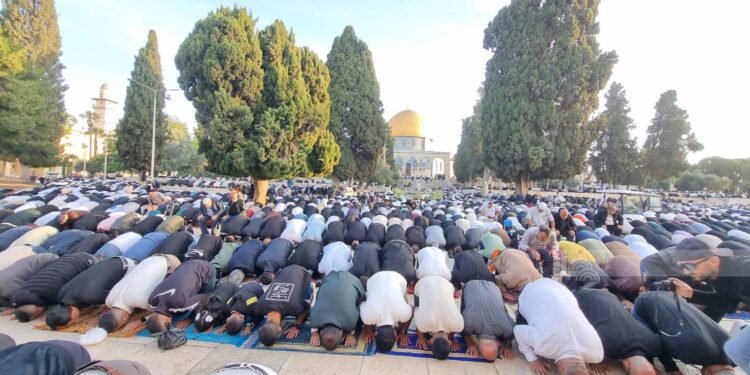 الأقصى يتحدى القيود.. 65 ألف مصل يؤدون الجمعة في رحاب المسجد المبارك