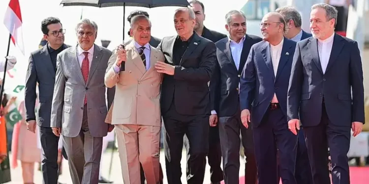 الرئيس الإيراني يصل باكستان بعد محادثات مع واشنطن