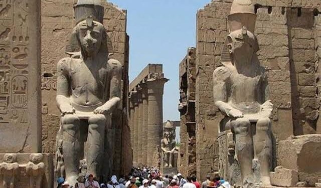 ترحيل بلوجر أمريكي وصديقته من الأقصر بعد محاولة الإساءة لسمعة السياحة المصرية