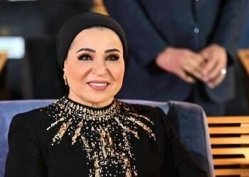 قرينة الرئيس تشهد مع متطوعي الهلال الأحمر المصري وصول مساعدات غزة إلى مليون طن