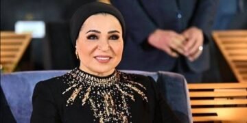 قرينة الرئيس تشهد مع متطوعي الهلال الأحمر المصري وصول مساعدات غزة إلى مليون طن