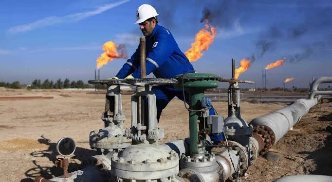 الأسواق تترقب.. انخفاض النفط رغم استمرار التوتر في مضيق هرمز