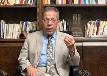 نقيب الأطباء: وضع الأطباء المادي صعب.. ولا يوجد نية لرفع أسعار الكشف بالعيادات