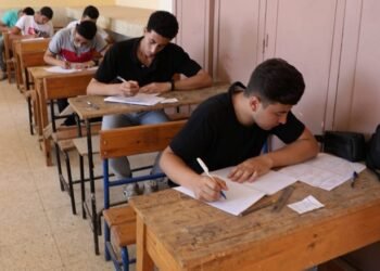 إغماء طالب خلال أداء امتحانات الدبلومات الفنية داخل لجنة بقنا
