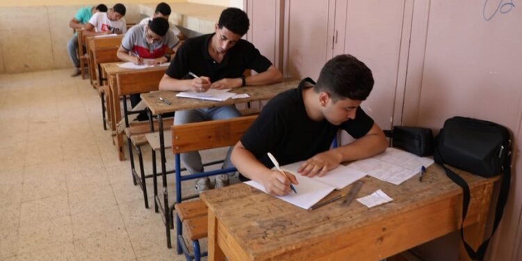 إغماء طالب خلال أداء امتحانات الدبلومات الفنية داخل لجنة بقنا