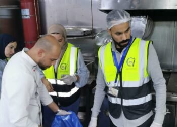 ضبط 76 صنفًا غذائيًا منتهي الصلاحية داخل سوبر ماركت بمدينة نصر