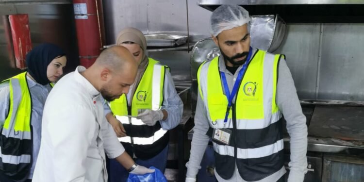 ضبط 76 صنفًا غذائيًا منتهي الصلاحية داخل سوبر ماركت بمدينة نصر