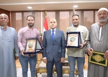 محافظ الغربية يكرّم بطلي إنقاذ أسرة من داخل سيارة سقطت في الترعة