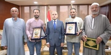 محافظ الغربية يكرّم بطلي إنقاذ أسرة من داخل سيارة سقطت في الترعة