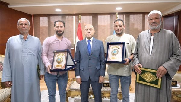 محافظ الغربية يكرّم بطلي إنقاذ أسرة من داخل سيارة سقطت في الترعة
