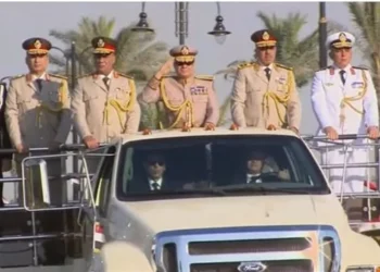 لماذا ارتدى الرئيس السيسي الزيّ العسكري في مقر القيادة الاستراتيجية للدولة؟