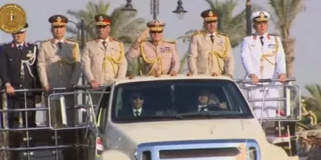 لماذا ارتدى الرئيس السيسي الزيّ العسكري في مقر القيادة الاستراتيجية للدولة؟