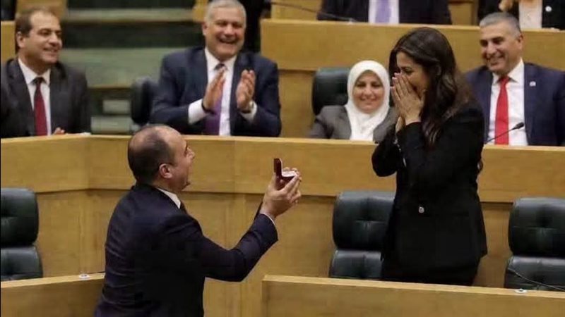 نائب أردني يطلب الزواج من زميلته داخل القاعة