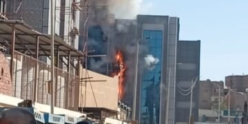 حريق داخل مستشفى جامعة أسوان .. والدفع بسيارات الإطفاء للسيطرة على النيران