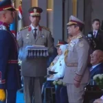 السيسي يُسلم علم القوات المسلحة إلى قائد حرس الشرف.. لرفعه على الأوكتاجون