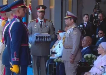 السيسي يُسلم علم القوات المسلحة إلى قائد حرس الشرف.. لرفعه على الأوكتاجون