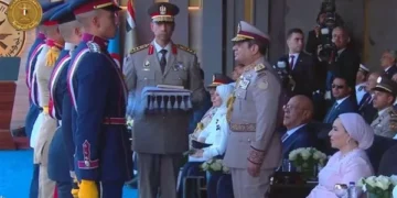 السيسي يُسلم علم القوات المسلحة إلى قائد حرس الشرف.. لرفعه على الأوكتاجون
