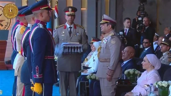 السيسي يُسلم علم القوات المسلحة إلى قائد حرس الشرف.. لرفعه على الأوكتاجون