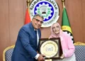 محافظ الدقهلية يُكرّم آمال إسماعيل بعد حصولها على الدكتوراه في سن 83 عامًا