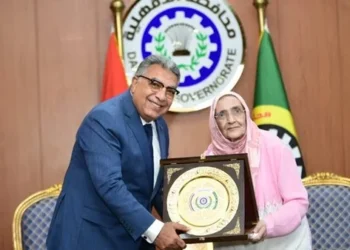 محافظ الدقهلية يُكرّم آمال إسماعيل بعد حصولها على الدكتوراه في سن 83 عامًا