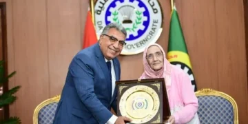 محافظ الدقهلية يُكرّم آمال إسماعيل بعد حصولها على الدكتوراه في سن 83 عامًا