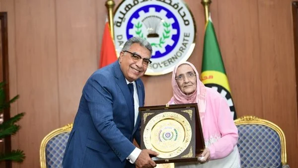 محافظ الدقهلية يُكرّم آمال إسماعيل بعد حصولها على الدكتوراه في سن 83 عامًا